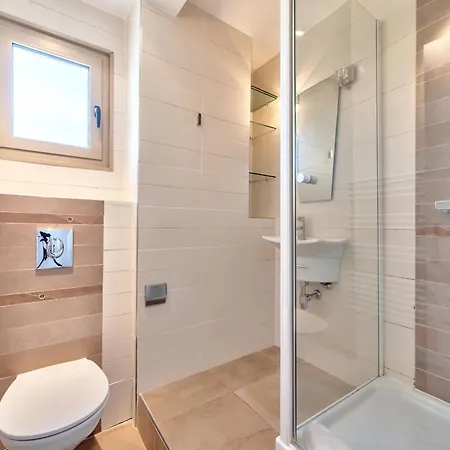 La Pinede Equiped With Air Conditioning And A Pool! 아파트