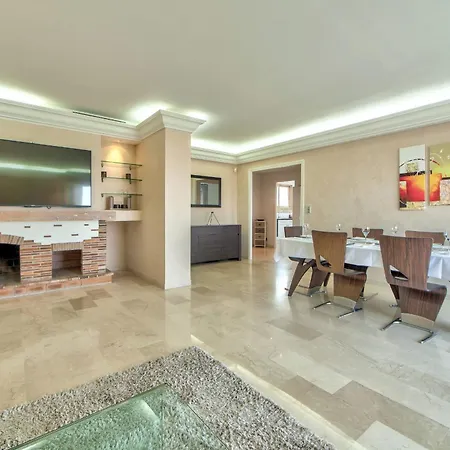 La Pinede Equiped With Air Conditioning And A Pool! 아파트