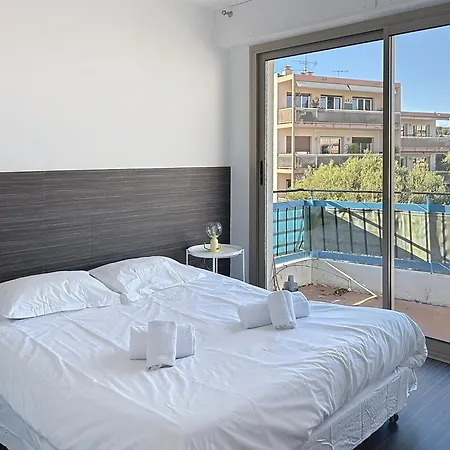 아파트 La Pinede Equiped With Air Conditioning And A Pool! 앙티브