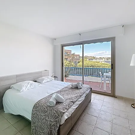 아파트 La Pinede Equiped With Air Conditioning And A Pool!