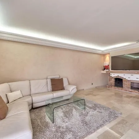 La Pinede Equiped With Air Conditioning And A Pool! Appartement